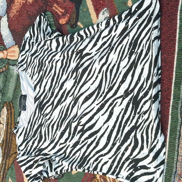 4 items one Price ( 3 Tops & 1 Sweater) - Picture 5 of 12